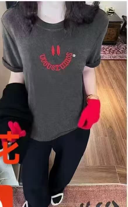 2026 한 부서 웃는 얼굴 자수 반팔 티셔츠 여성 이른 봄 루즈핏 다용도 긍정적 인 어깨 라운드 넥 만나는 맨위 상세 이미지 3