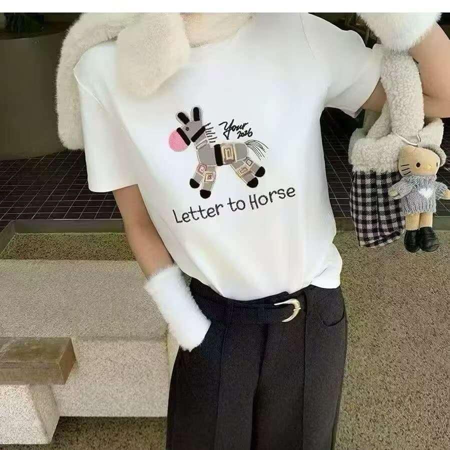 한국 스타일 작은 말 자수 라운드 넥 반팔 티셔츠 여성 2026 이른 봄 새로운 작은 키 몸매 가꾸기 슬림해 보이는 Chic 맨위 이미지 4
