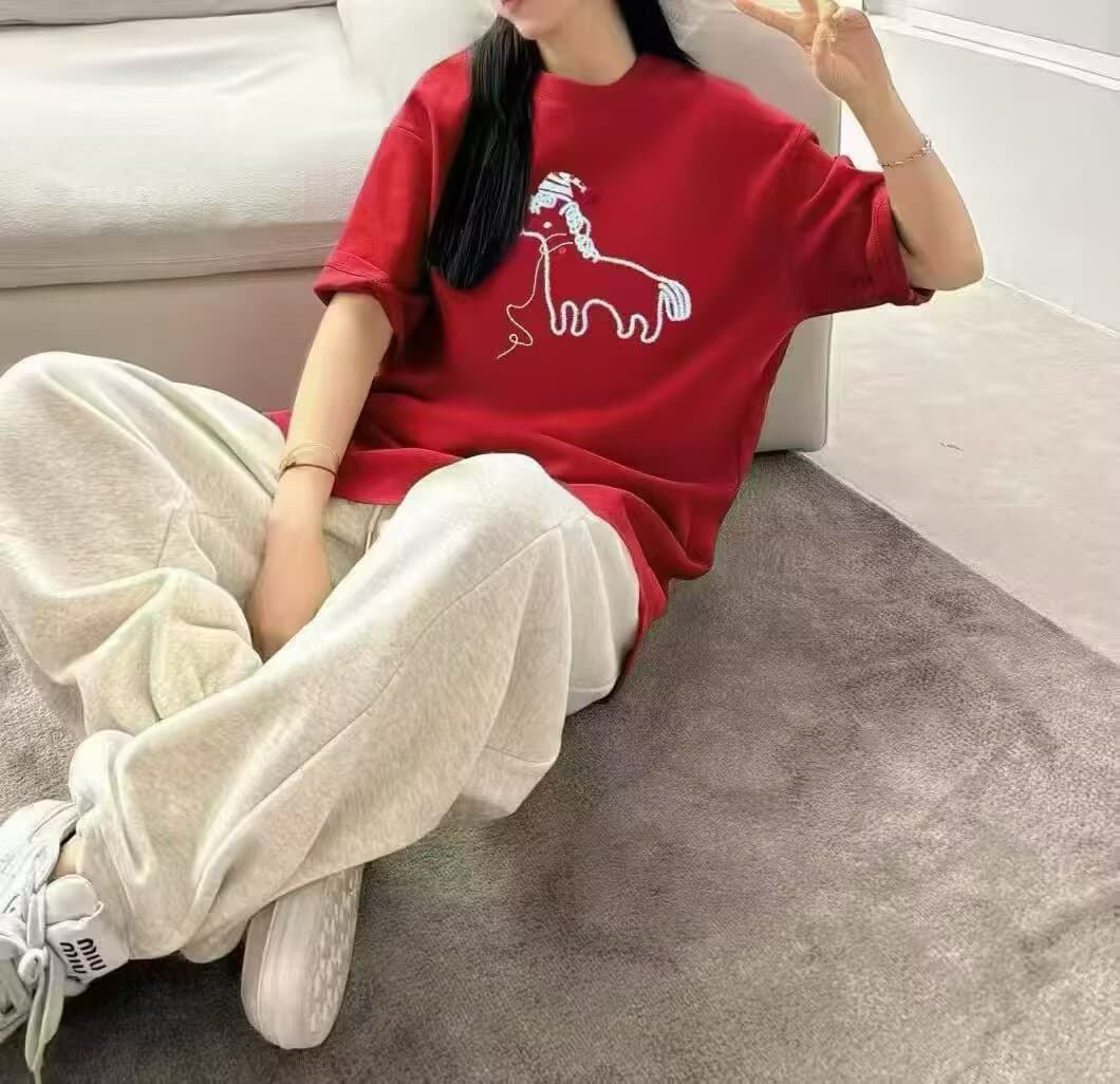 2026 새로운 빨간색 라운드 넥 작은 말 자수 반팔 티셔츠 여성 봄 여름 인사이드 가져 가라. 기본 셔츠 루즈핏 다용도 맨위 이미지 2