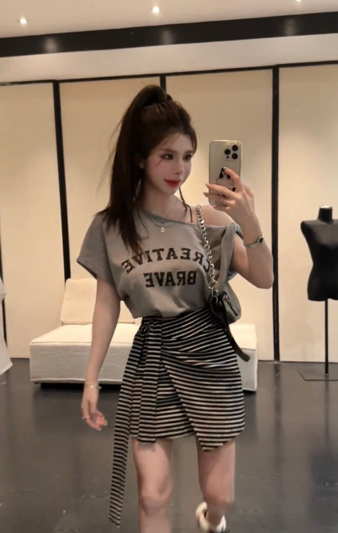 다시 차가운 다시 바람의 소리 ~ 중 여름 세트 여성 비스듬한 칼라 오프숄더 알파벳 반팔 티셔츠 맨위 스트라이프 반신 스커트 투피스 세트 이미지 2
