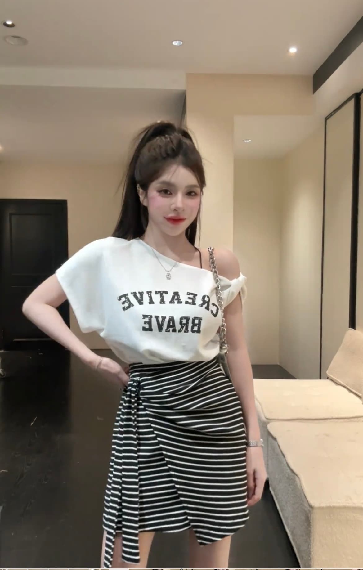 다시 차가운 다시 바람의 소리 ~ 중 여름 세트 여성 비스듬한 칼라 오프숄더 알파벳 반팔 티셔츠 맨위 스트라이프 반신 스커트 투피스 세트 상세 이미지 1