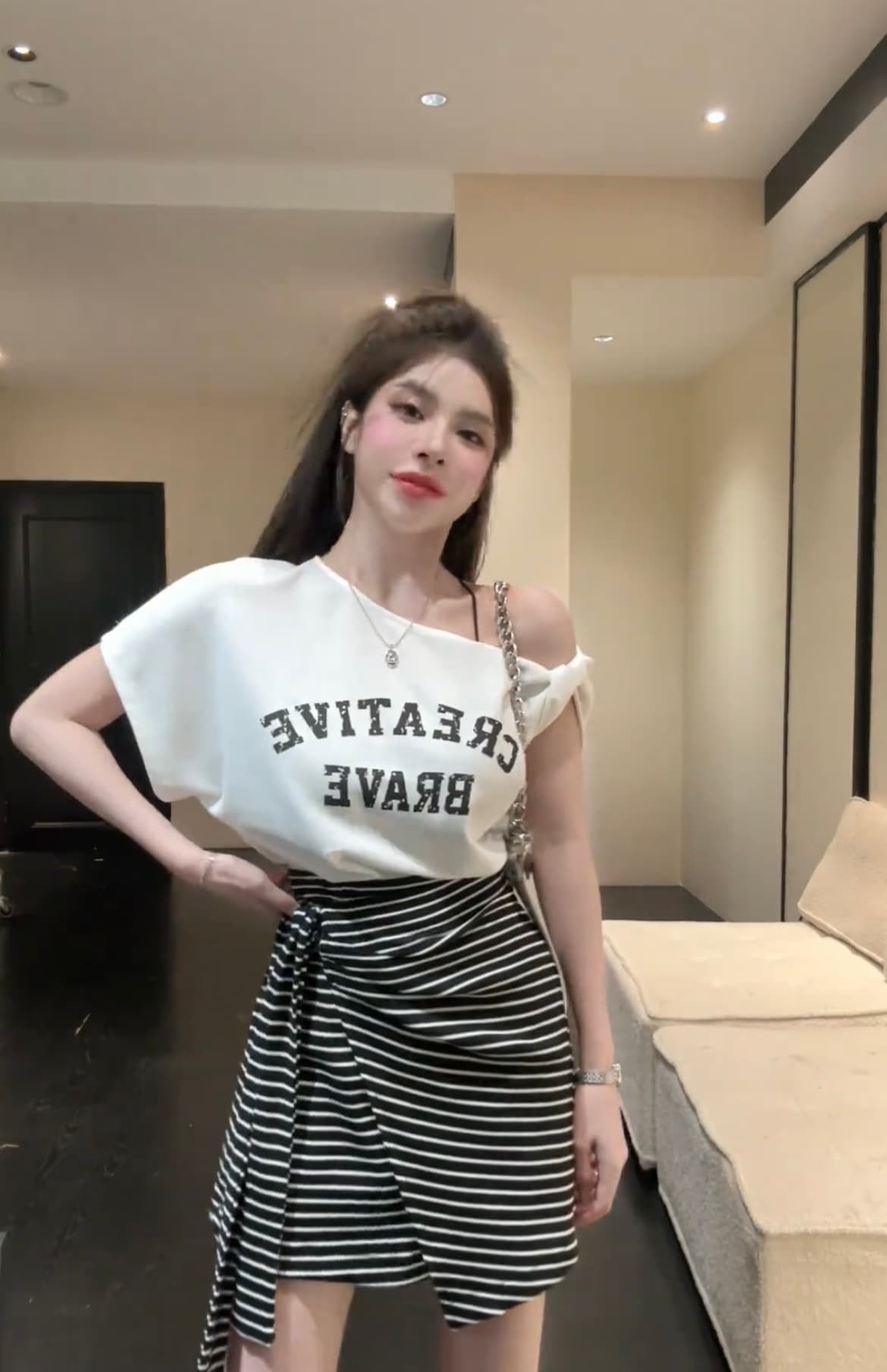 다시 차가운 다시 바람의 소리 ~ 중 여름 세트 여성 비스듬한 칼라 오프숄더 알파벳 반팔 티셔츠 맨위 스트라이프 반신 스커트 투피스 세트 상세 이미지 2