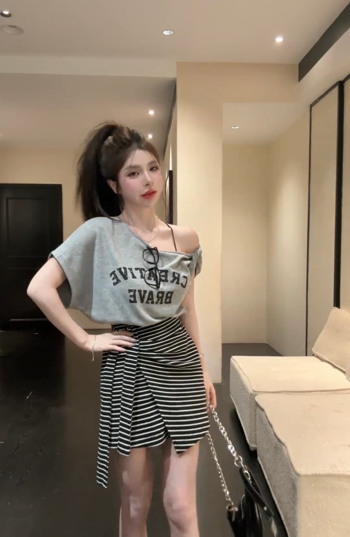 다시 차가운 다시 바람의 소리 ~ 중 여름 세트 여성 비스듬한 칼라 오프숄더 알파벳 반팔 티셔츠 맨위 스트라이프 반신 스커트 투피스 세트 상세 이미지 9