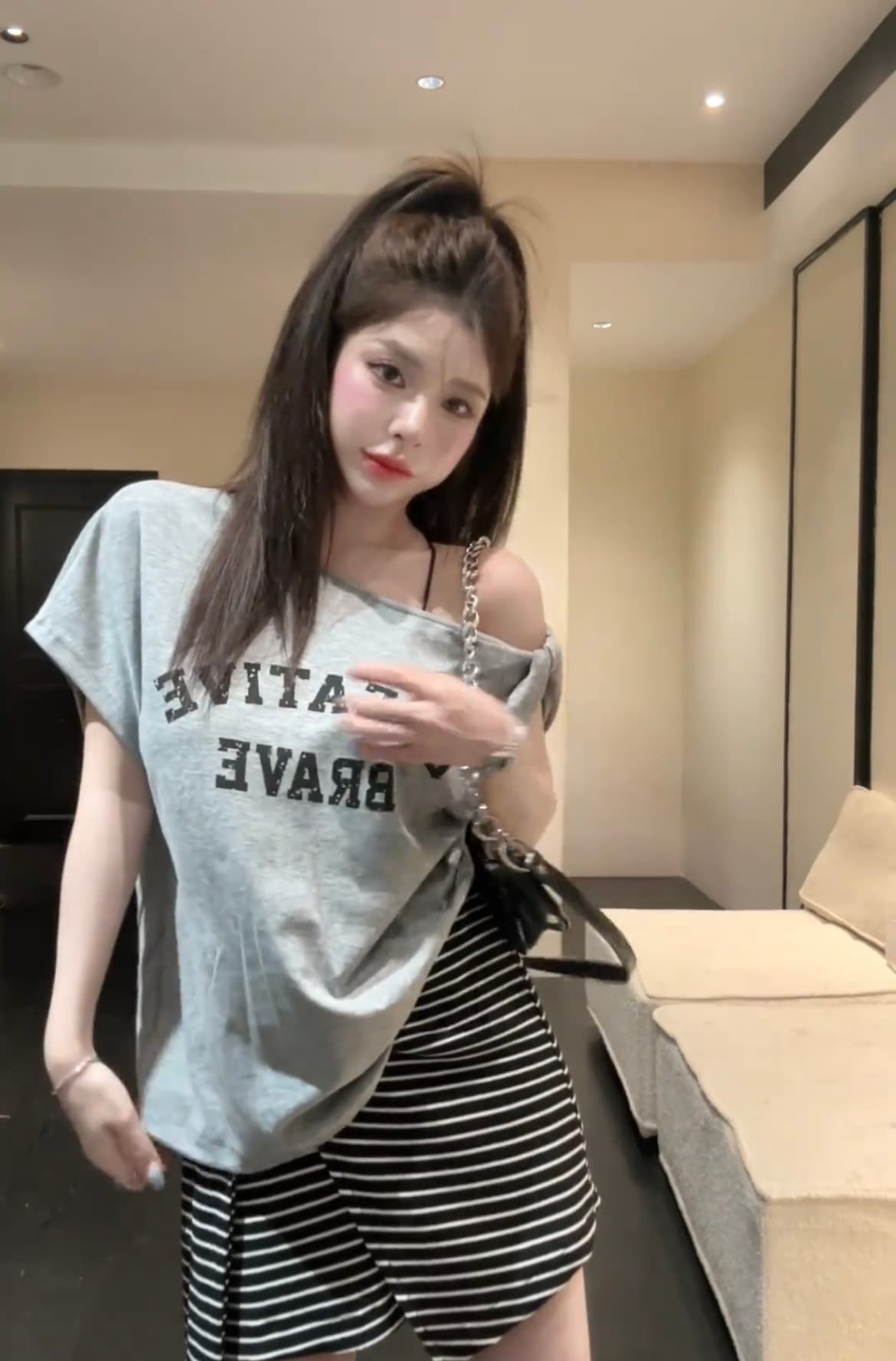다시 차가운 다시 바람의 소리 ~ 중 여름 세트 여성 비스듬한 칼라 오프숄더 알파벳 반팔 티셔츠 맨위 스트라이프 반신 스커트 투피스 세트 상세 이미지 13