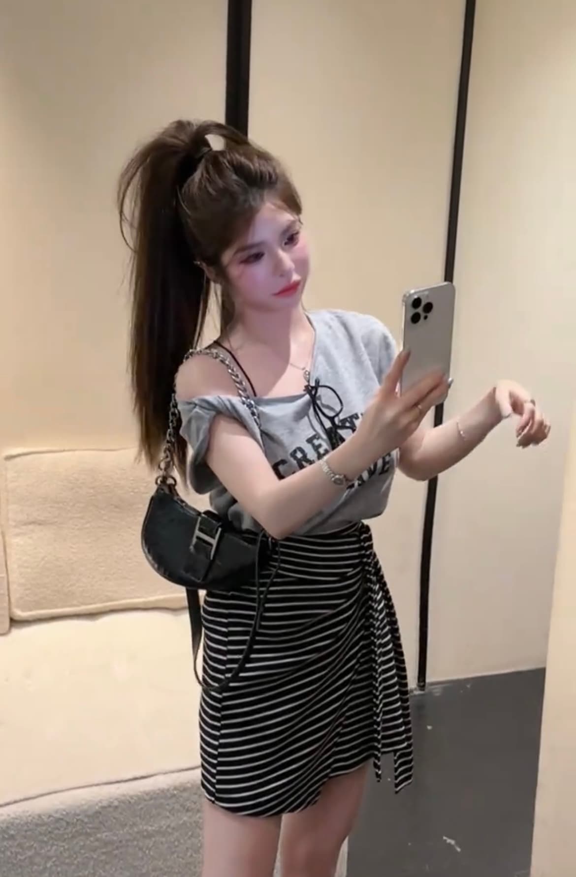 다시 차가운 다시 바람의 소리 ~ 중 여름 세트 여성 비스듬한 칼라 오프숄더 알파벳 반팔 티셔츠 맨위 스트라이프 반신 스커트 투피스 세트 상세 이미지 14