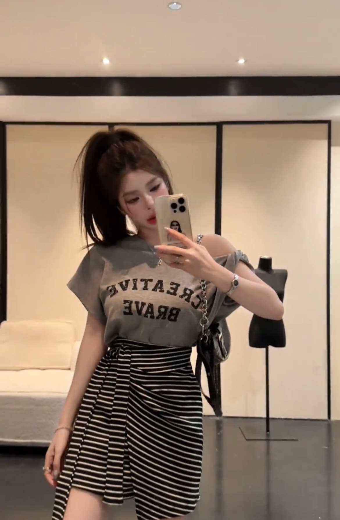 다시 차가운 다시 바람의 소리 ~ 중 여름 세트 여성 비스듬한 칼라 오프숄더 알파벳 반팔 티셔츠 맨위 스트라이프 반신 스커트 투피스 세트 상세 이미지 15