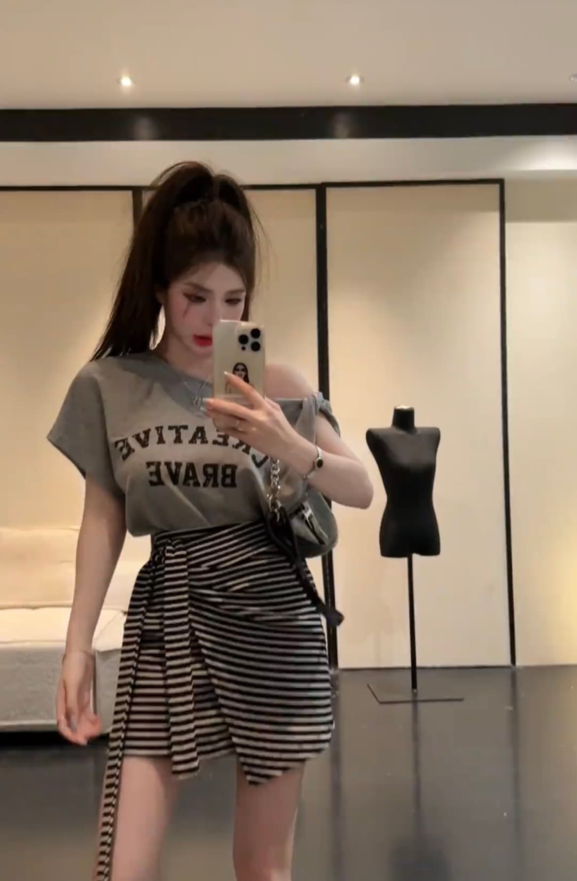 다시 차가운 다시 바람의 소리 ~ 중 여름 세트 여성 비스듬한 칼라 오프숄더 알파벳 반팔 티셔츠 맨위 스트라이프 반신 스커트 투피스 세트 상세 이미지 16