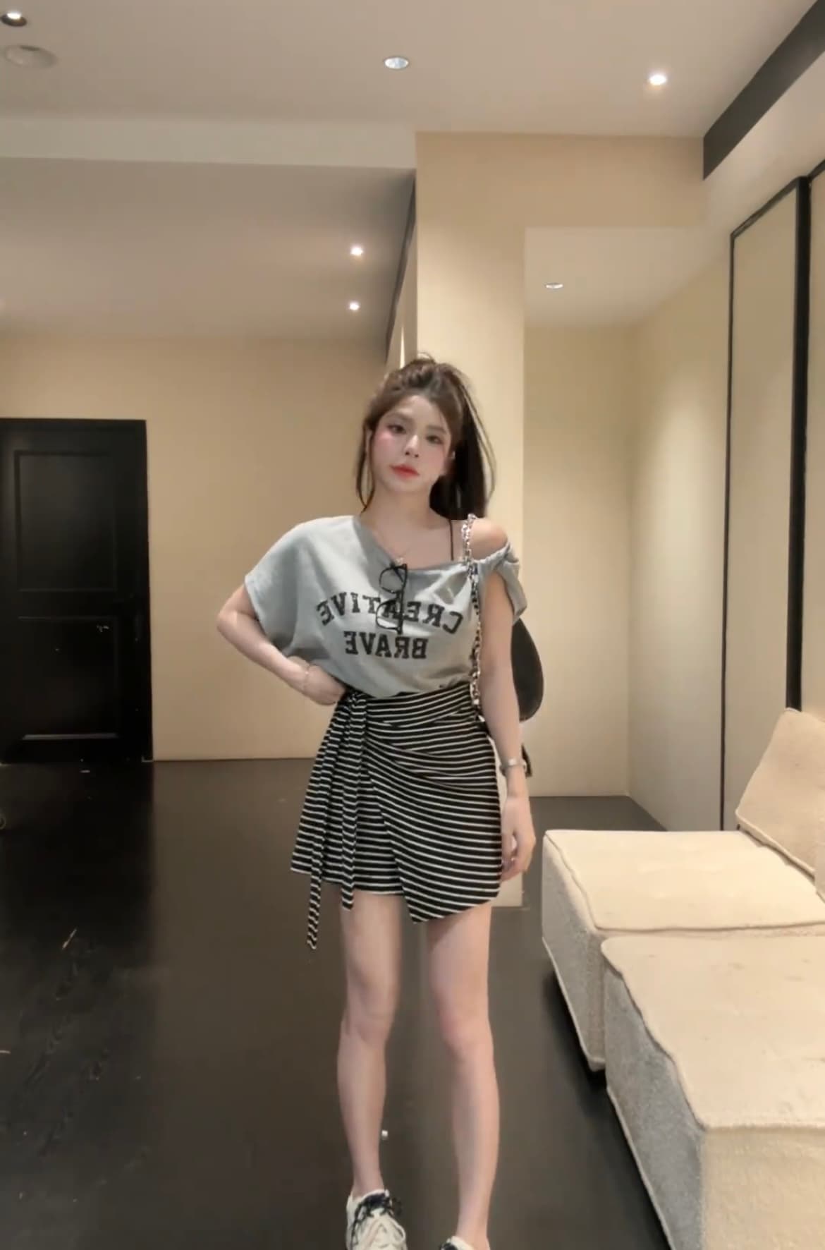 다시 차가운 다시 바람의 소리 ~ 중 여름 세트 여성 비스듬한 칼라 오프숄더 알파벳 반팔 티셔츠 맨위 스트라이프 반신 스커트 투피스 세트 상세 이미지 17