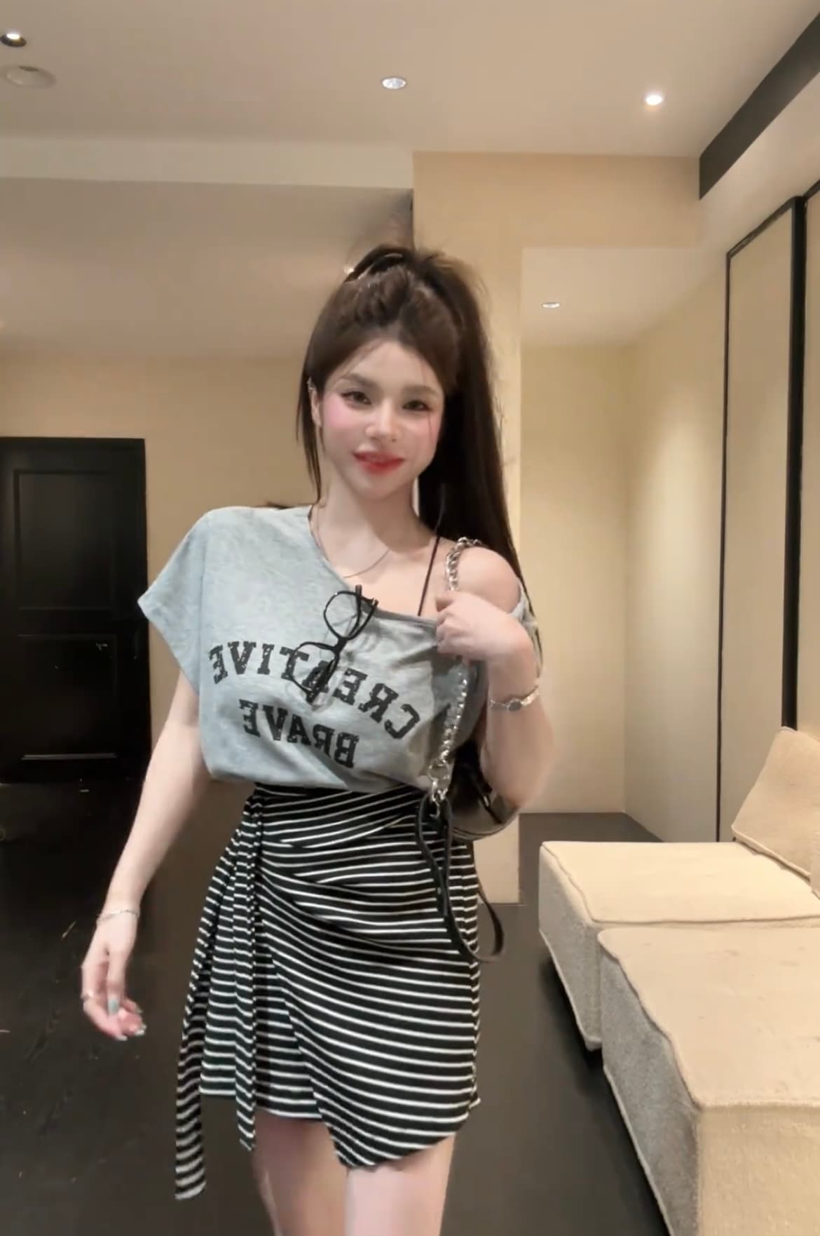 다시 차가운 다시 바람의 소리 ~ 중 여름 세트 여성 비스듬한 칼라 오프숄더 알파벳 반팔 티셔츠 맨위 스트라이프 반신 스커트 투피스 세트 상세 이미지 18