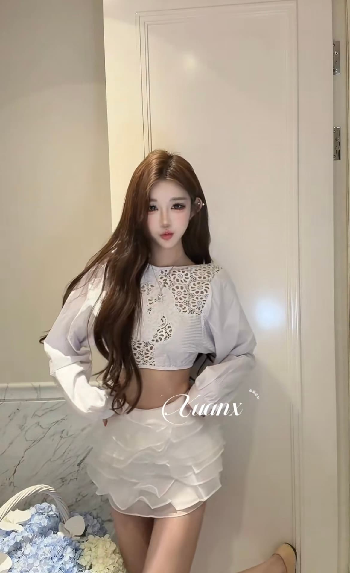 2026 이른 가을 새로운 동백 나무 사용자 지정 샤오시엔 홀로우 아웃 백리스 디자인 품격 짧은 맨위 여성