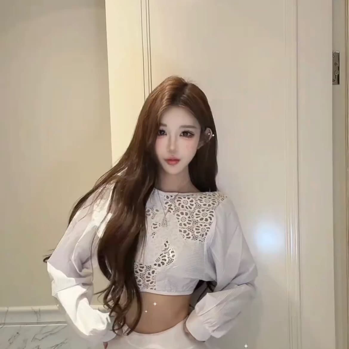 2026 이른 가을 새로운 동백 나무 사용자 지정 샤오시엔 홀로우 아웃 백리스 디자인 품격 짧은 맨위 여성 이미지 5