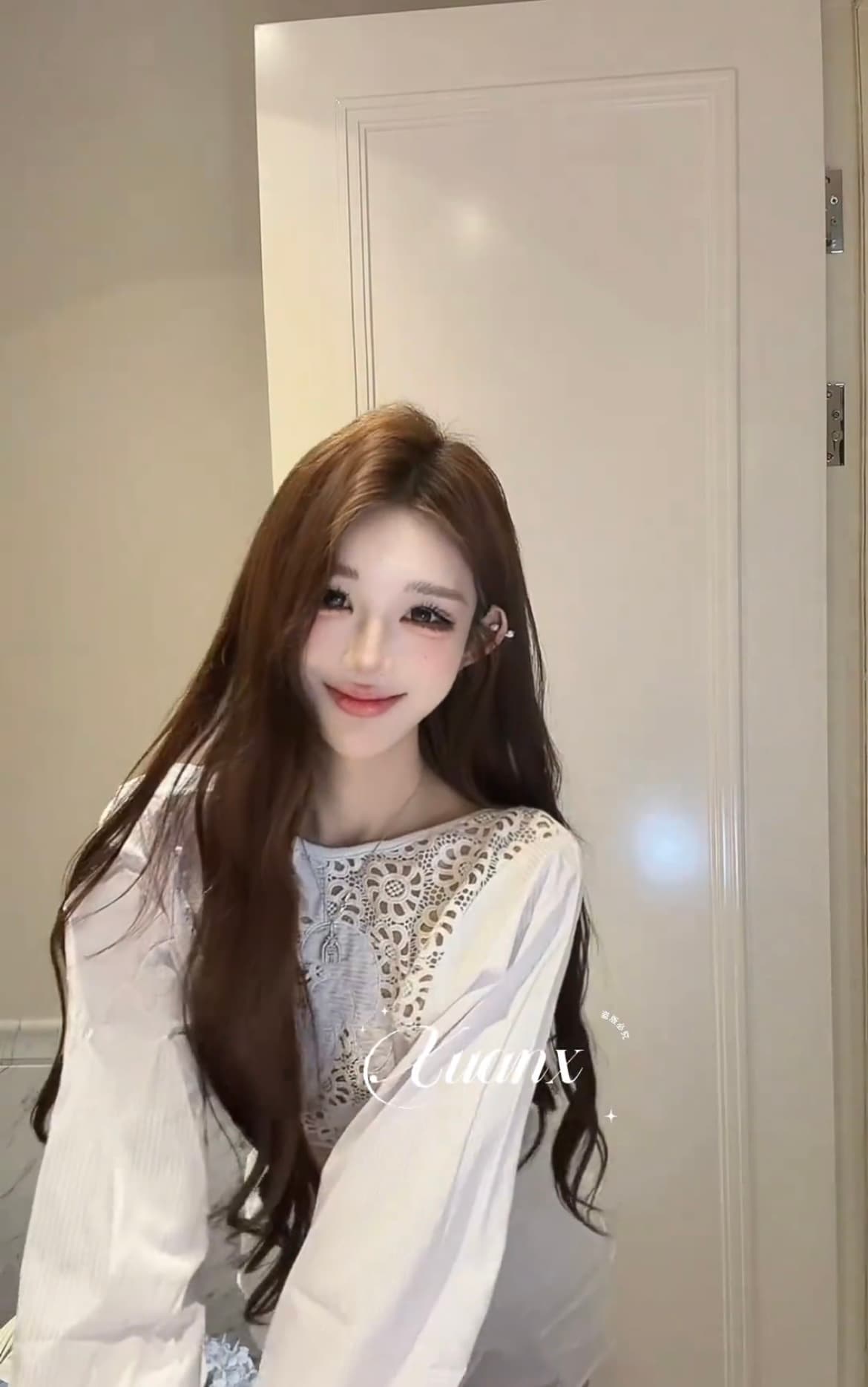 2026 이른 가을 새로운 동백 나무 사용자 지정 샤오시엔 홀로우 아웃 백리스 디자인 품격 짧은 맨위 여성 상세 이미지 1