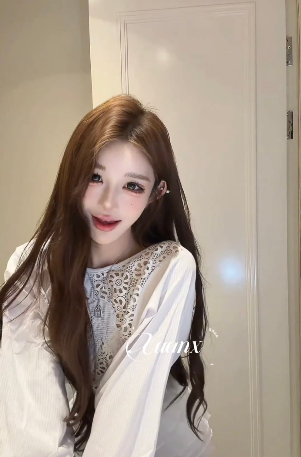 2026 이른 가을 새로운 동백 나무 사용자 지정 샤오시엔 홀로우 아웃 백리스 디자인 품격 짧은 맨위 여성 상세 이미지 2