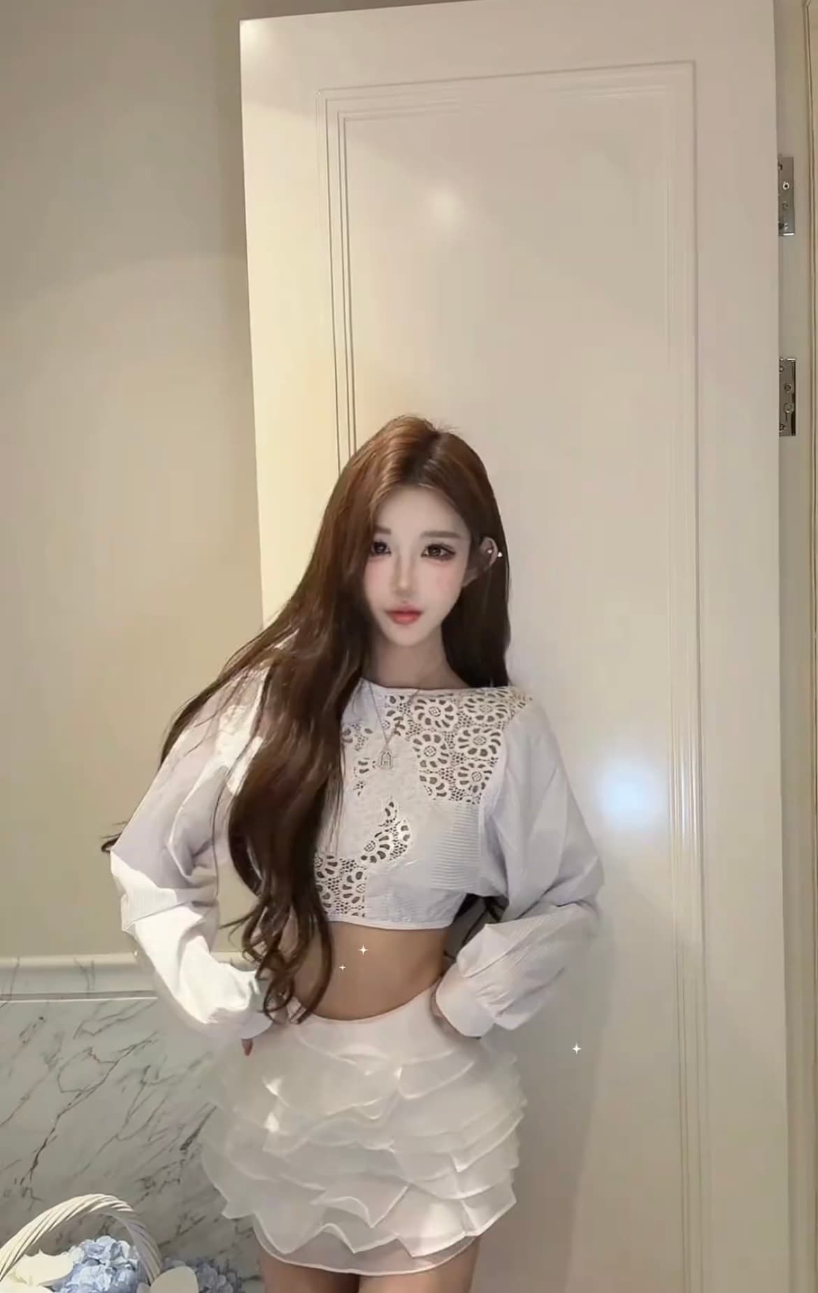 2026 이른 가을 새로운 동백 나무 사용자 지정 샤오시엔 홀로우 아웃 백리스 디자인 품격 짧은 맨위 여성 상세 이미지 5