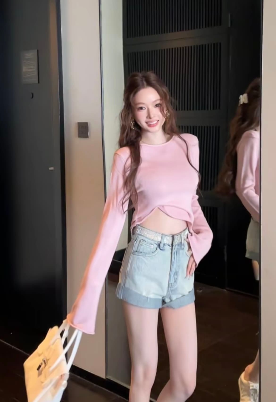 느슨함 바람 볼륨 측면 디자인 나팔 소매 티셔츠 여성 봄 가을 루즈핏 긴팔 슬림해 보이는 다용도 고급 센스 핫걸 맨위