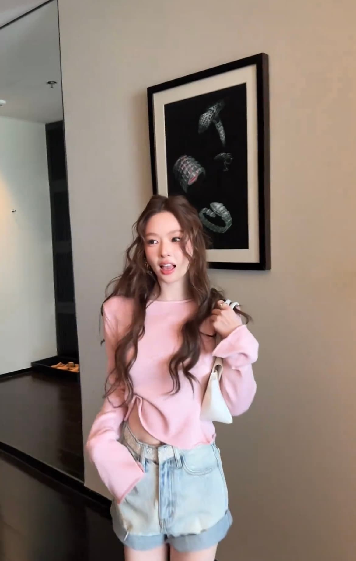 느슨함 바람 볼륨 측면 디자인 나팔 소매 티셔츠 여성 봄 가을 루즈핏 긴팔 슬림해 보이는 다용도 고급 센스 핫걸 맨위 상세 이미지 8