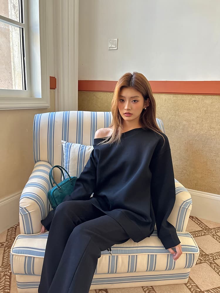 실사 2026 가을 새로운 디자인 센스 미니멀리즘 느긋한 바람 수 있습니다. 오프숄더 검정색 후드티 루즈핏 비스듬한 어깨 의류 여성 상세 이미지 33