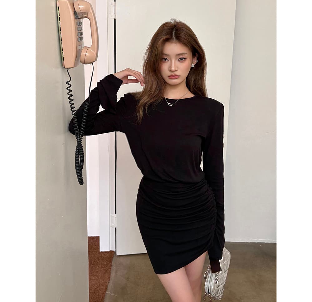 실사 2026 가을 새로운 디자인 불규칙 미니 스커트 주름 몸매 가꾸기 만나는 타이트 스커트 품격 여성 드레스 이미지 2