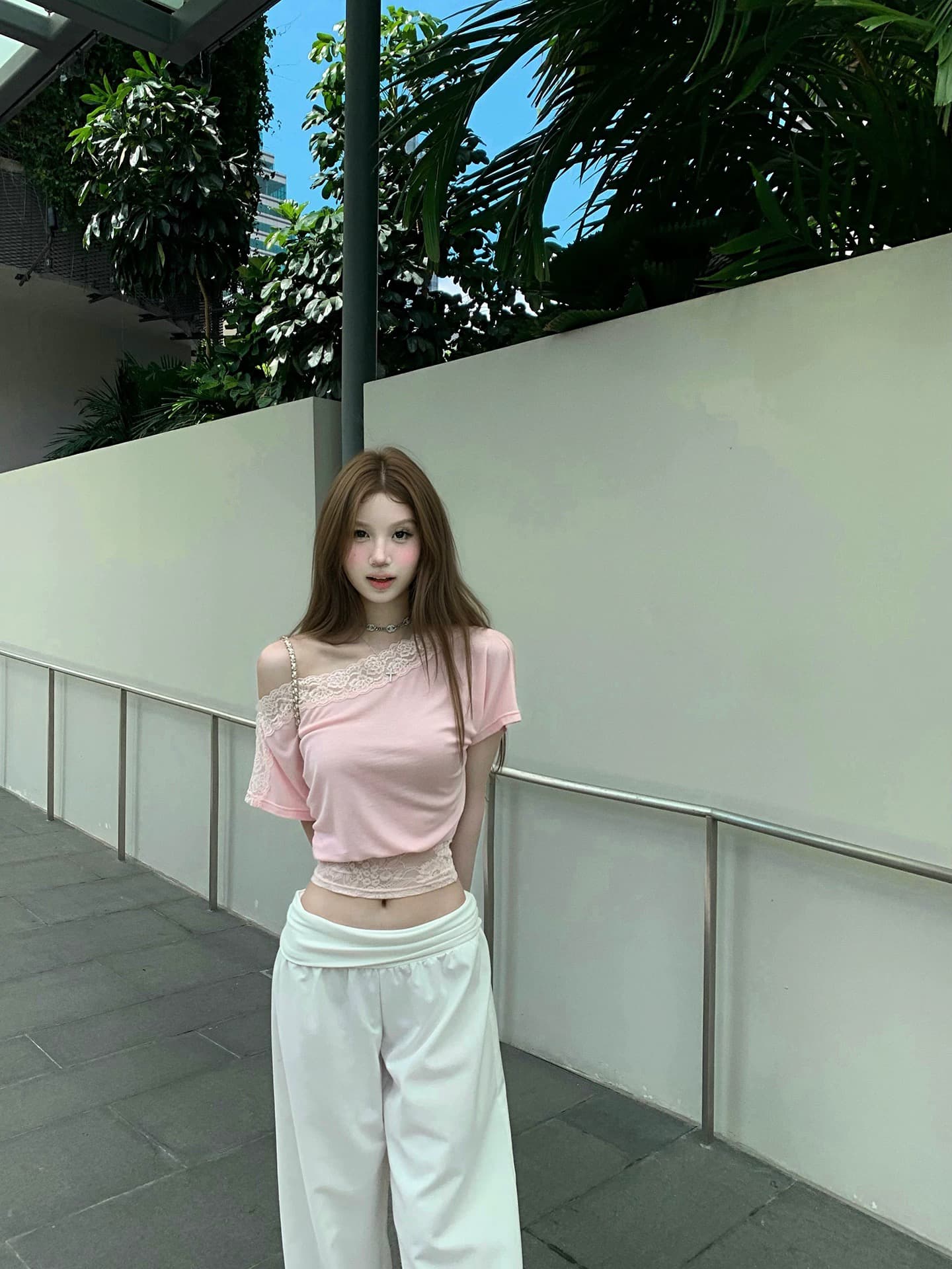 tongiiuu 아름다움 어깨 법 새싹 레이스 조각 비스듬한 어깨 반팔 티셔츠 여성 디자인 센스 허리 수축 슬림해 보이는 맨위 여름