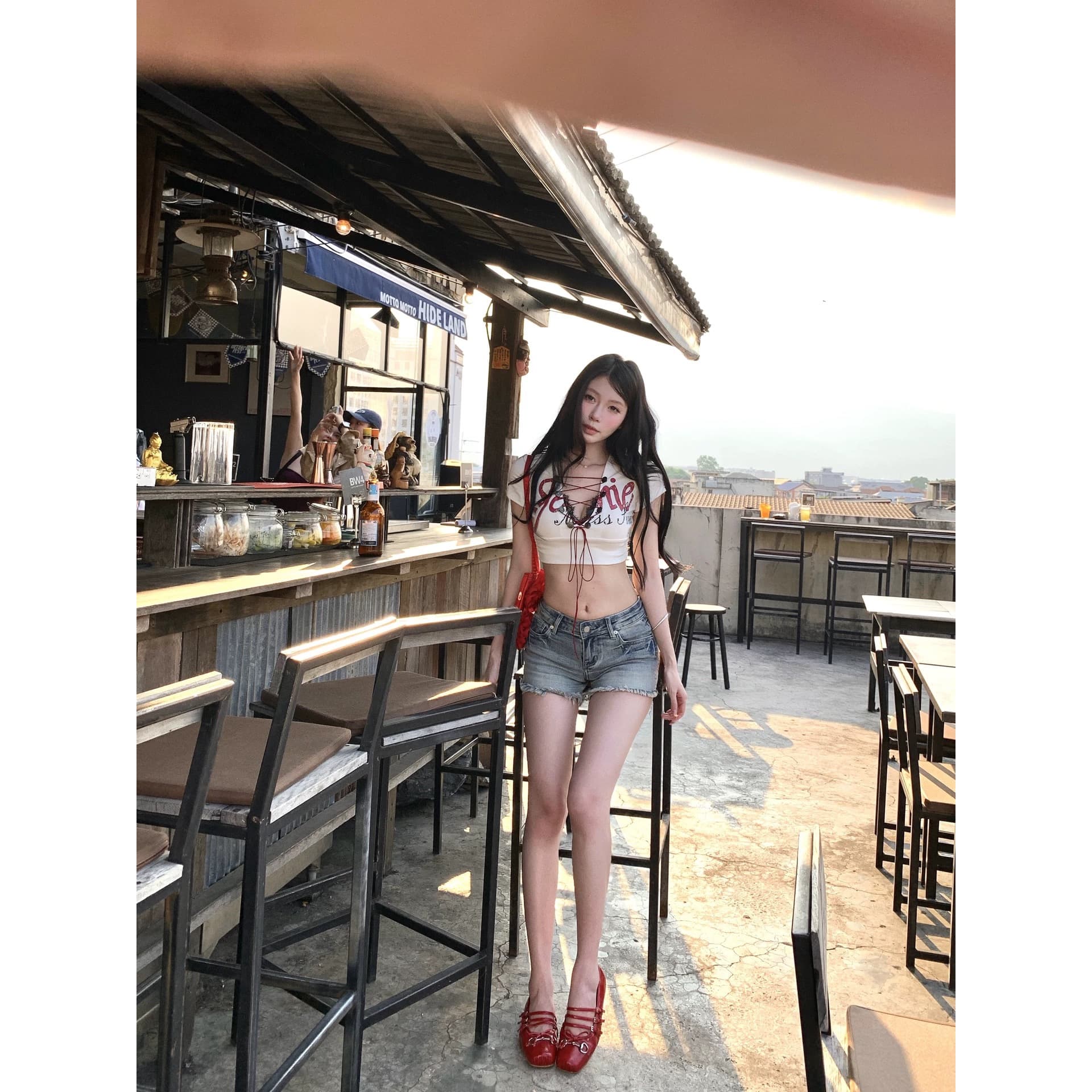 pinksoya 분말 콩 jennie 같은 단락 반팔 티셔츠 여성 십자가 홀로우 아웃 알파벳 프린트 핫걸 맨위 이미지 5