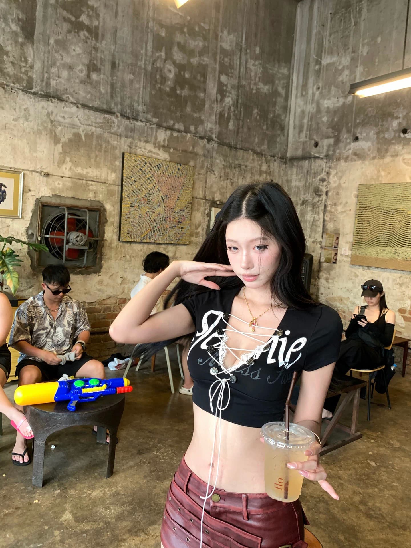 pinksoya 분말 콩 jennie 같은 단락 반팔 티셔츠 여성 십자가 홀로우 아웃 알파벳 프린트 핫걸 맨위 상세 이미지 4