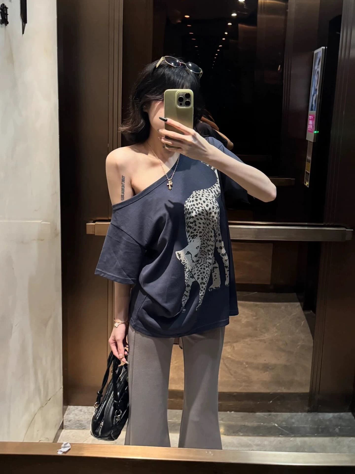 얇은 스타일 아메리칸 레트로 표범 곡물 프린트 비스듬한 오프숄더 반팔 티셔츠 여름 새로운 캐주얼 맨위 상세 이미지 1
