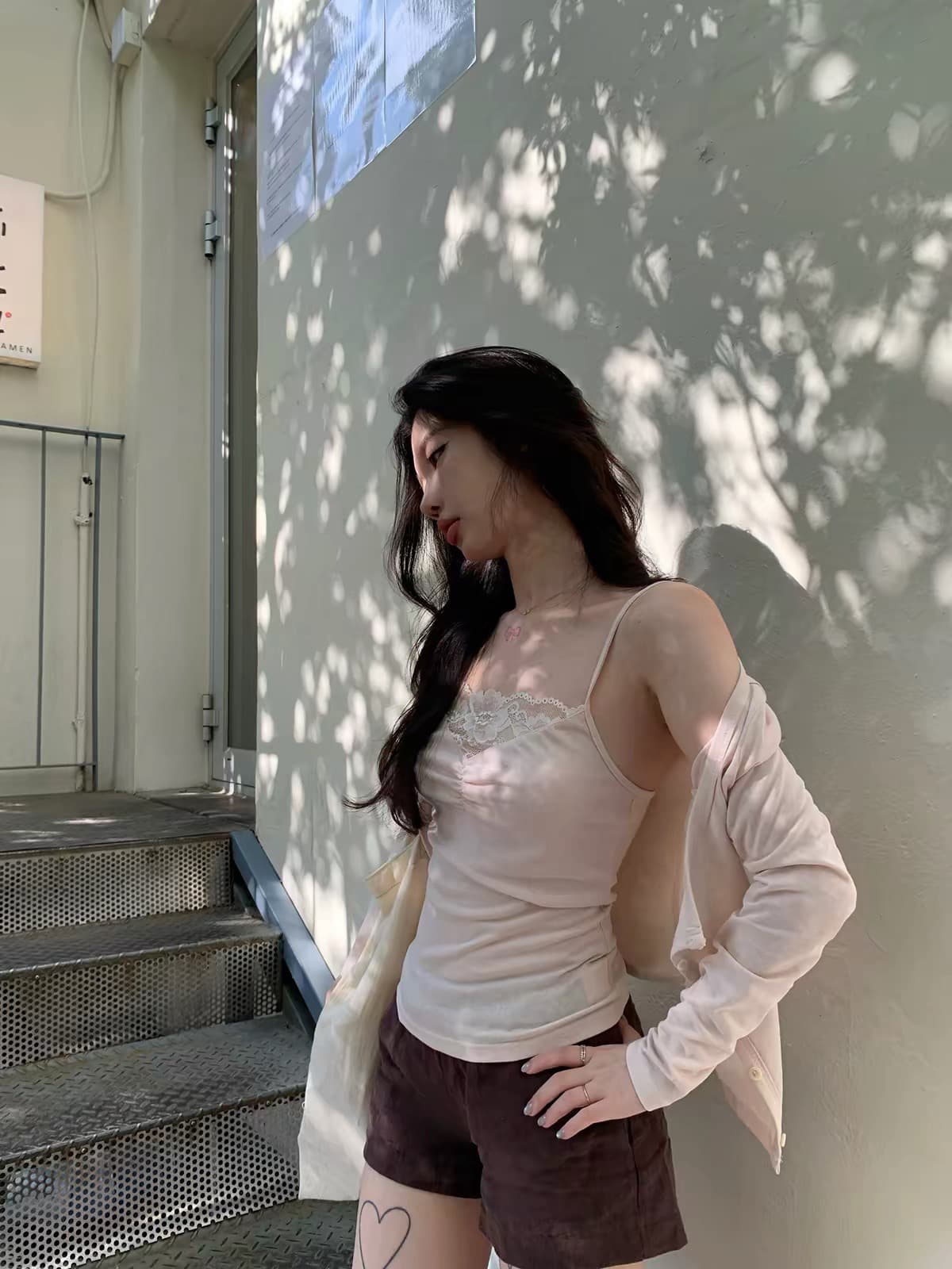 sheepland 레이스 객실 시리아 레이스 조각 펌프 Pleat 캐미솔 자외선 차단 에어컨 오픈 가디건 두 조각 여성 세트 여름 이미지 3