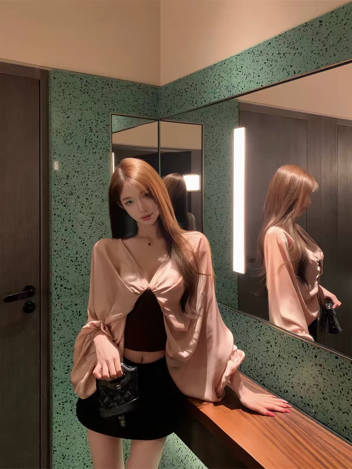 jayky yangzimmer ann 27ss 레트로 센스 V넥 핀치 Pleat 맨위 배색 패치워크 셔츠 상세 이미지 4