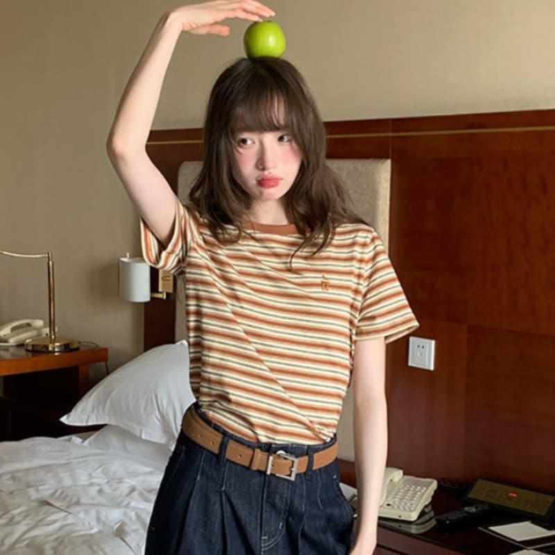 순면 클래식 자수 스트라이프 티셔츠 여름 여성 루즈핏 다용도 라운드 넥 반팔 레트로 기본 셔츠 맨위