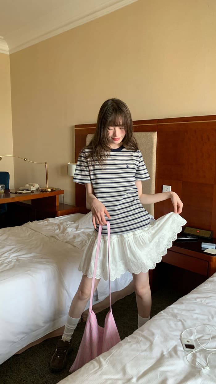 순면 클래식 자수 스트라이프 티셔츠 여름 여성 루즈핏 다용도 라운드 넥 반팔 레트로 기본 셔츠 맨위 상세 이미지 4