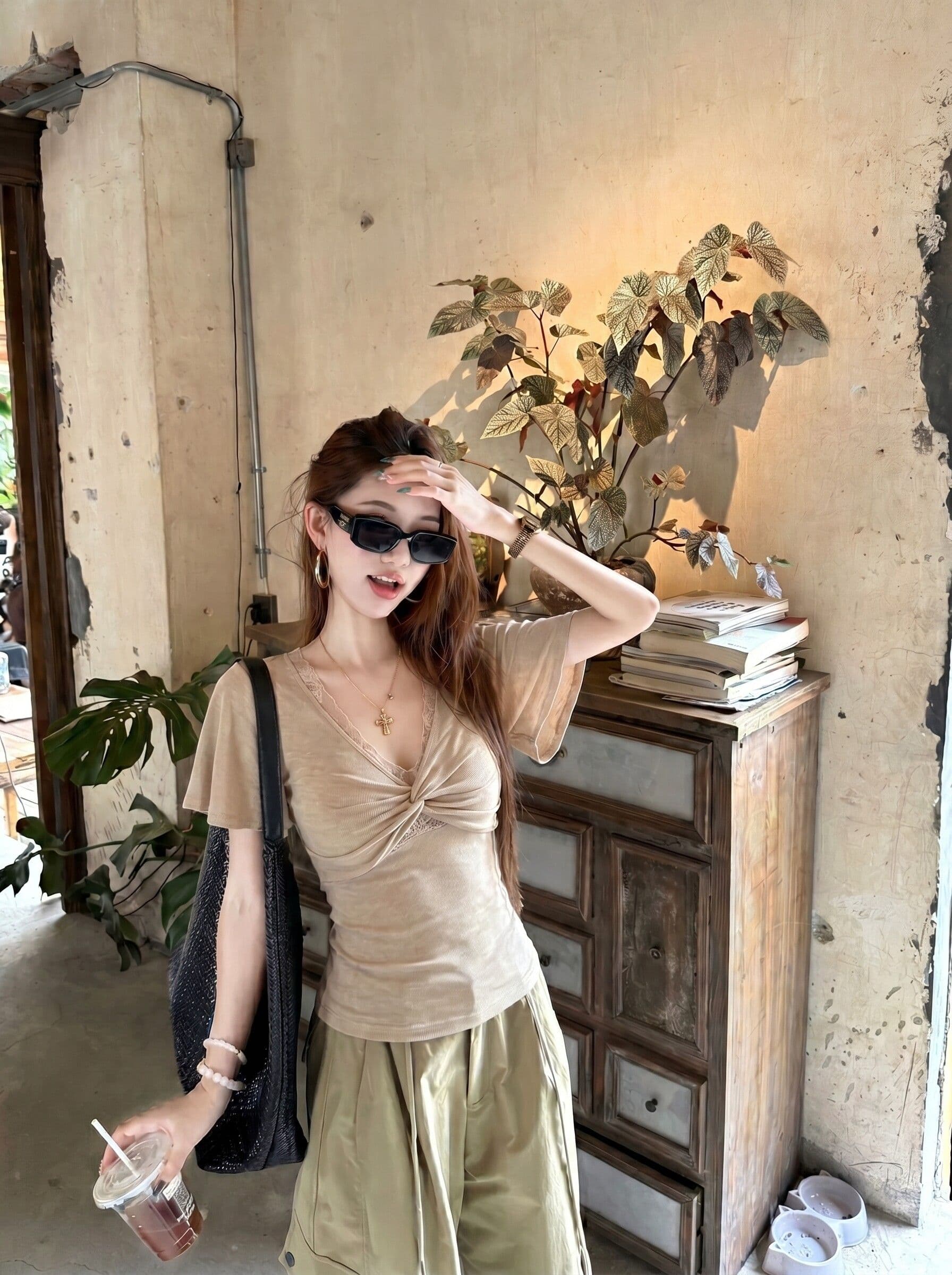 원본 원단 레이스 매듭 V넥 반팔 티셔츠 여성 여름 디자인 센스 몸매 가꾸기 긍정적 인 어깨 허리 수축 맨위 상세 이미지 24