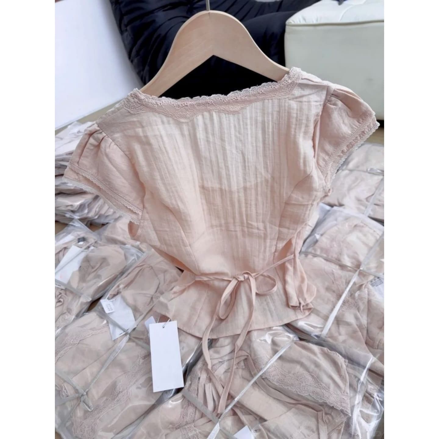광저우 원본 원단 달콤한 스타일 레이스 핑크색 패치워크 V넥 몸매 가꾸기 반팔 티셔츠 여름 상세 이미지 5