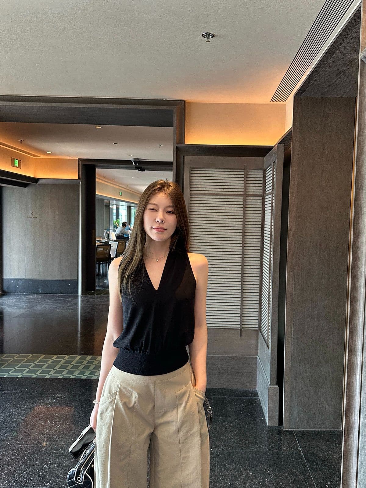 라이 경기 서울 청 하늘을 통해 실크 V넥 슬림해 보이는 품격 민소매 맨위 티셔츠 기본 셔츠 여성 여름 상세 이미지 18