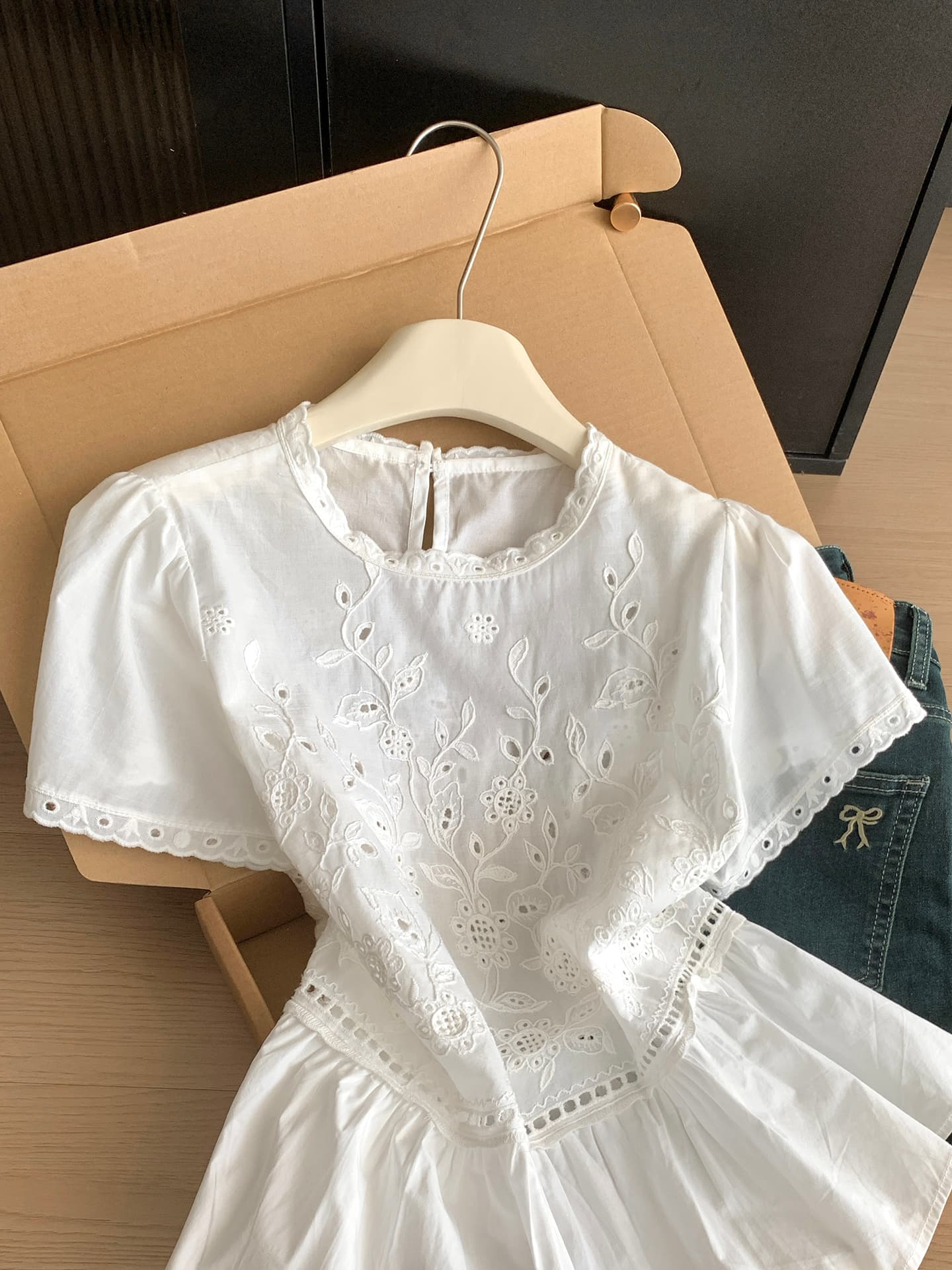 실사 통제 가격 20 프랑스식 달콤한 스타일 무거운 작업 자수 홀로우 아웃 화이트 여성 셔츠 여름 거품 소매 슬림해 보이는 맨위 상세 이미지 8