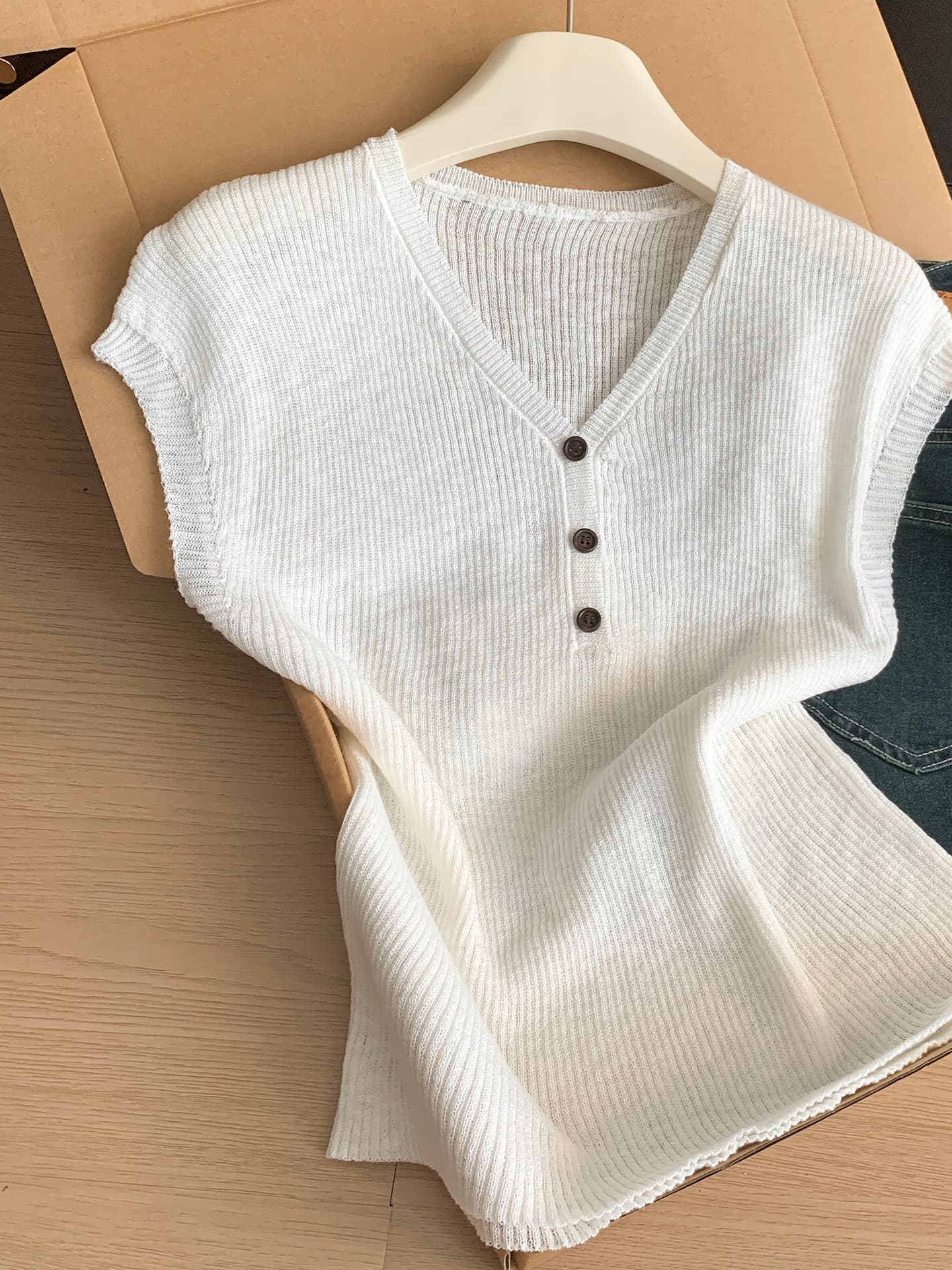 실사 통제 가격 20 빛 요리 한 미니멀리즘 바람 V넥 단추 반팔 니트 스웨터 여성 여름 화이트 얼음 실크 구덩이 기사 맨위 상세 이미지 17