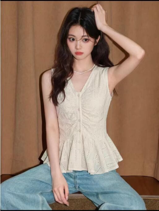 프랑스식 V넥 캐미솔 2026 여름 새로운 홀로우 아웃 디자인 센스 허리 수축 민소매 외출용 쇼트 스타일 맨위 상세 이미지 2