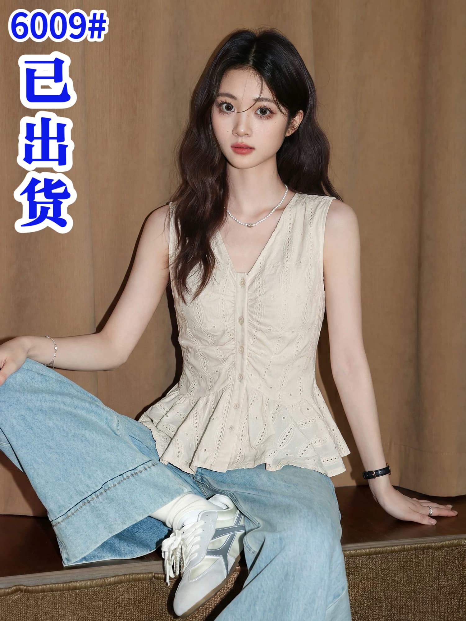 프랑스식 V넥 캐미솔 2026 여름 새로운 홀로우 아웃 디자인 센스 허리 수축 민소매 외출용 쇼트 스타일 맨위