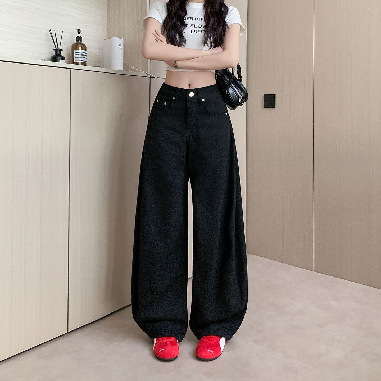 검정색 주름 해체 모통이 칼 청바지 여성 가을 겨울 새로운 로우 웨이스트 루즈핏 넓은 다리 슬림해 보이는 도루 센스 바닥 청소 바지 이미지 3