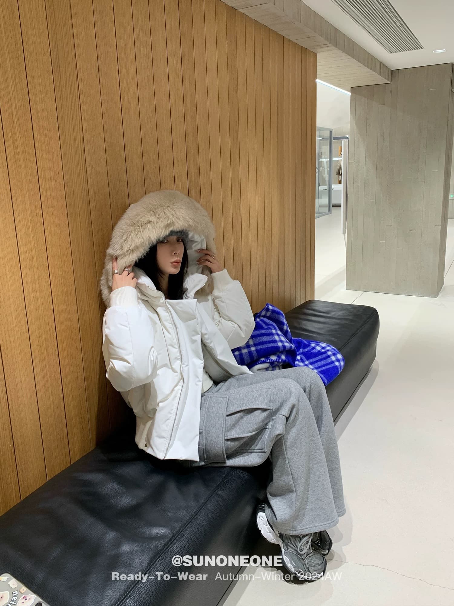 sunoneone 아이슬란드 시분할 여우 모피 칼라 화이트 쇼트 스타일 다운 재킷 여성 겨울 두꺼운 후드 재킷 상세 이미지 2