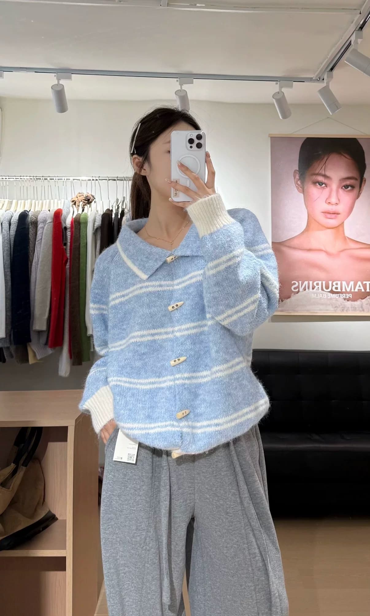 한 부서 배색 스트라이프 polo 폴로 칼라 오픈 가디건 나무 버클 니트 스웨터 슬림해 보이는 재킷 부드러운 찹쌀 디스플레이 화이트 니트 맨위 여성