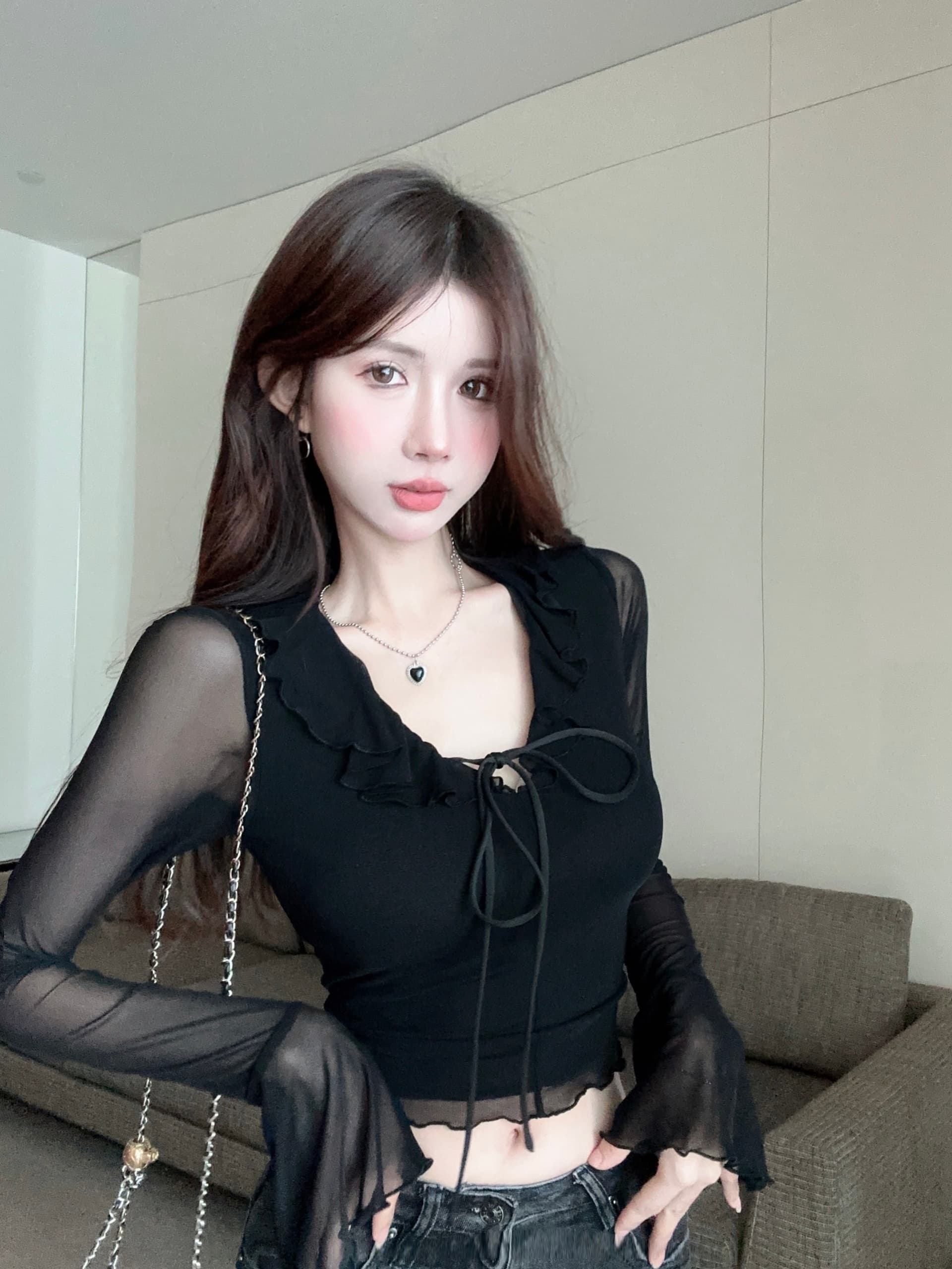 이른 봄 고유 한 Chic 핫걸 V넥 행침 목 프릴 쇼트 스타일 맨위 디자인 센스 긴팔 기본 셔츠 여성 인사이드 가져 가라. 상세 이미지 9