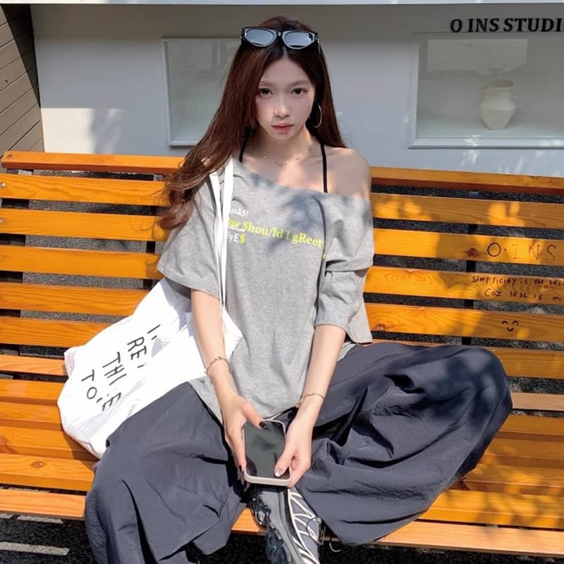 느긋한 바람 알파벳 프린트 반팔 오프숄더 티셔츠 비스듬한 어깨 의류 이미지 4