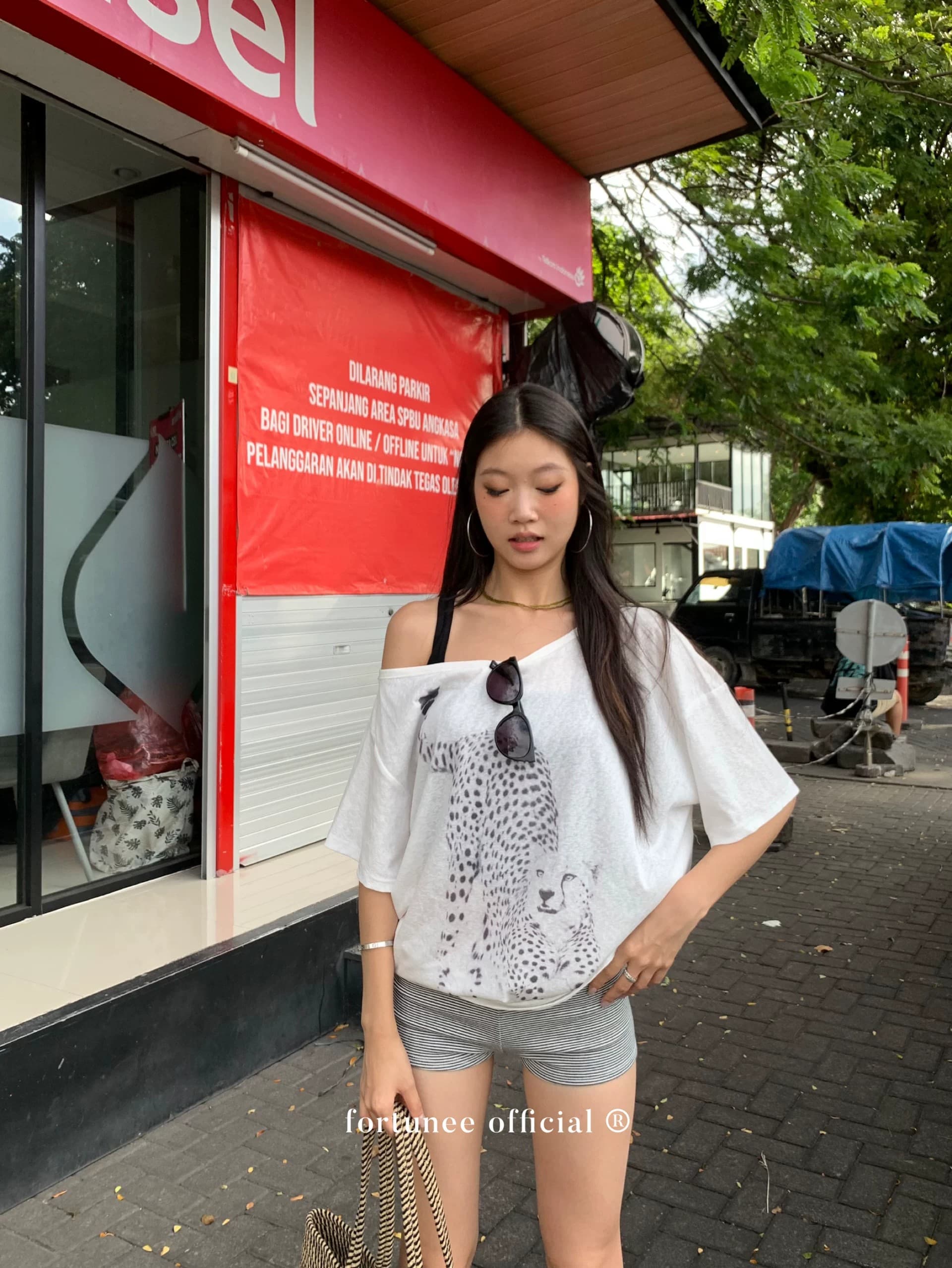 얇은 스타일 레트로 표범 곡물 프린트 비스듬한 오프숄더 반팔 티셔츠 상세 이미지 22