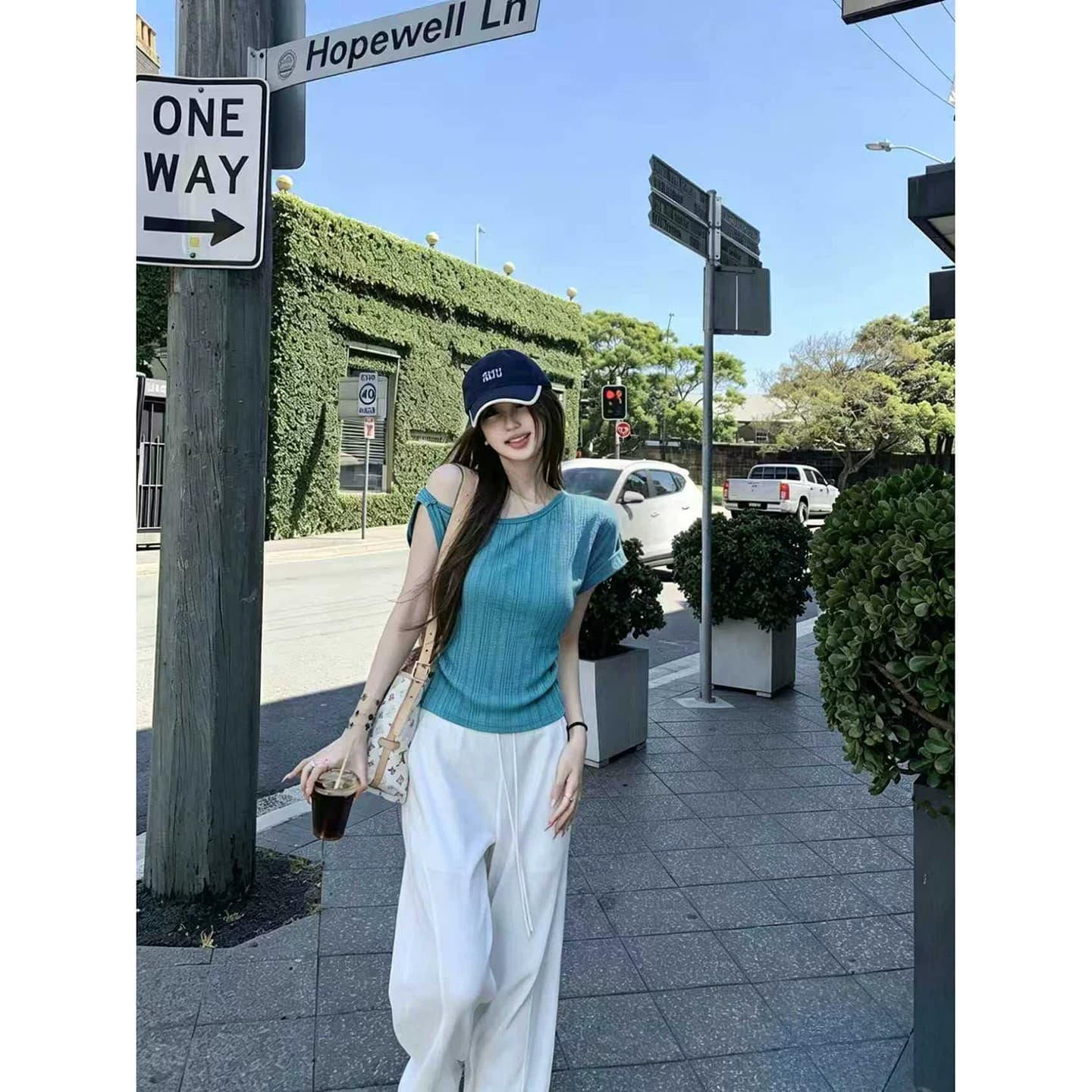 레이크 블루 색상 비스듬한 어깨 반팔 티셔츠 여성 2026 여름 한 부서 디자인 센스 루즈핏 오프숄더 이미지 4