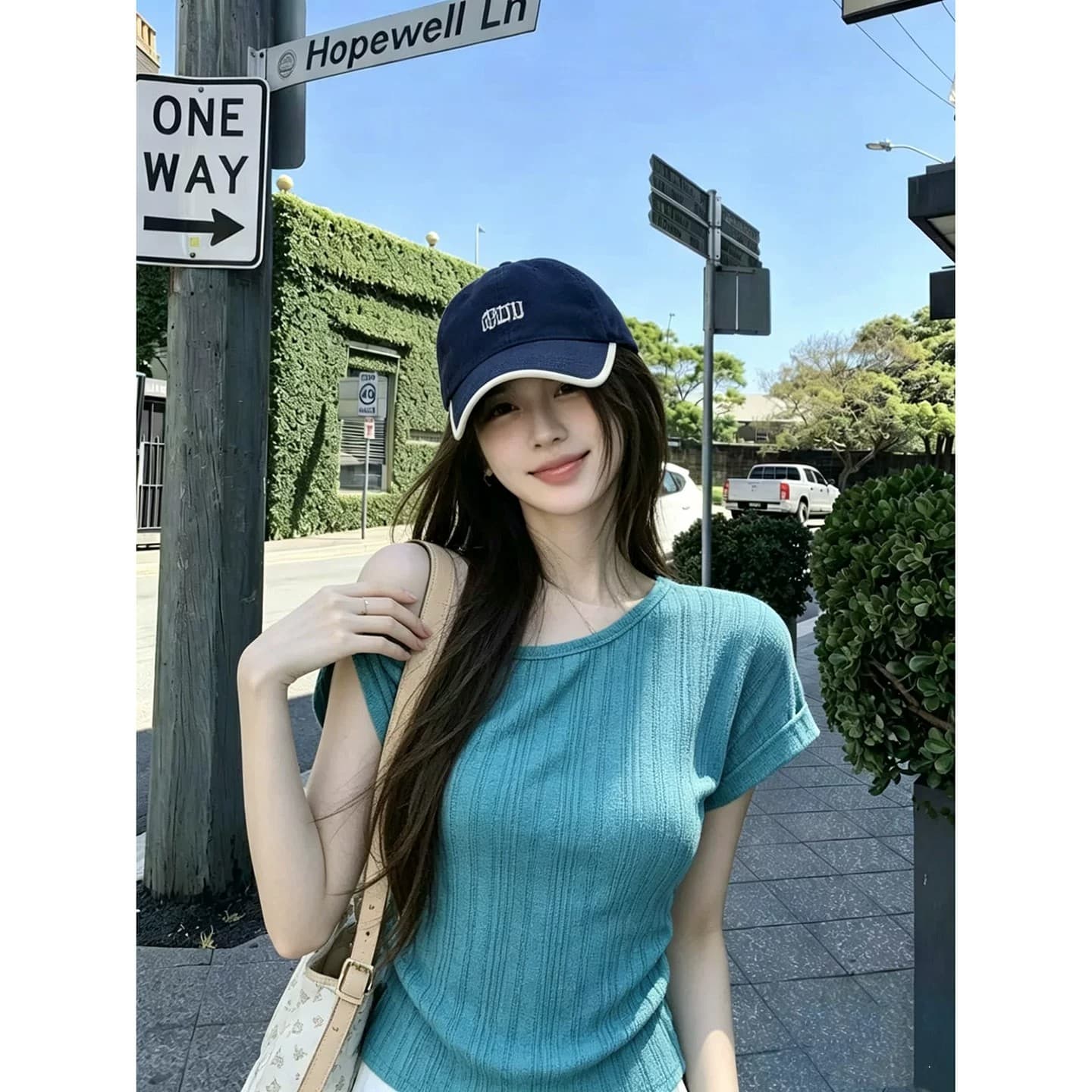 레이크 블루 색상 비스듬한 어깨 반팔 티셔츠 여성 2026 여름 한 부서 디자인 센스 루즈핏 오프숄더 이미지 3