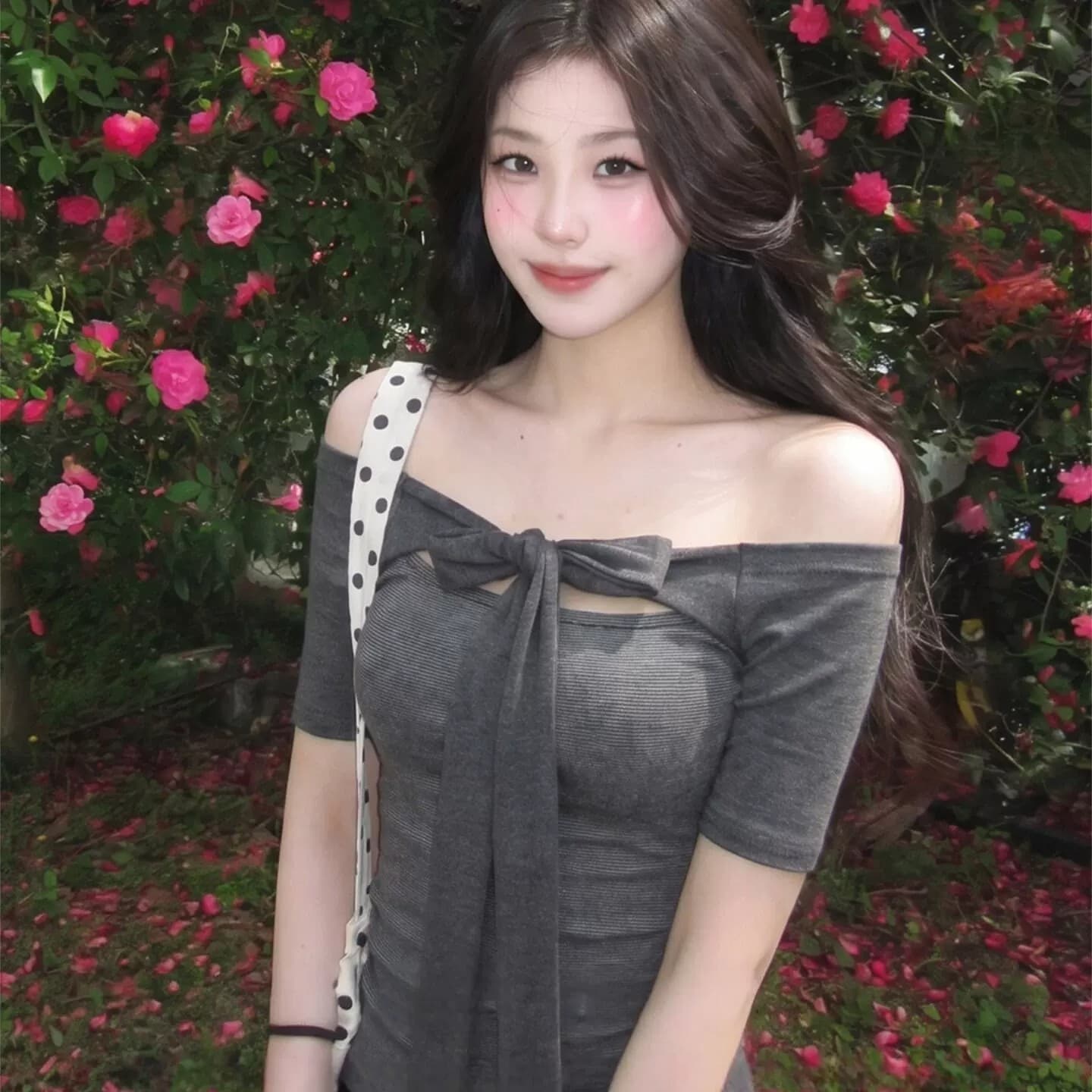 사람들 면 면 컬러 짜임 기사 회색 오프숄더 중간 소매 티셔츠 여성 여름 스트랩 몸매 가꾸기 디자인 센스 오프숄더 맨위 이미지 2