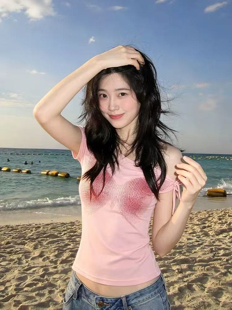 달콤한 스타일 헤일로 염색 나비 프린트 반팔 티셔츠 여성 2026 여름 새로운 몸매 가꾸기 비스듬한 어깨 레이스업 쇼트 스타일 맨위