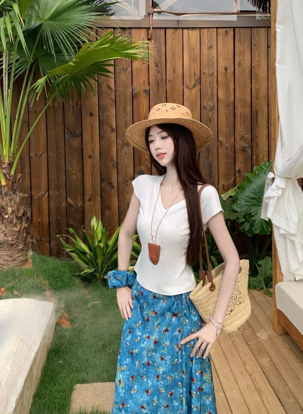 새로운 파란색 꽃무늬 유화 레이스업 반신 스커트 여성 여름 몸매 가꾸기 슬림해 보이는 V넥 긍정적 인 어깨 반팔 티셔츠 투피스 세트 상세 이미지 5