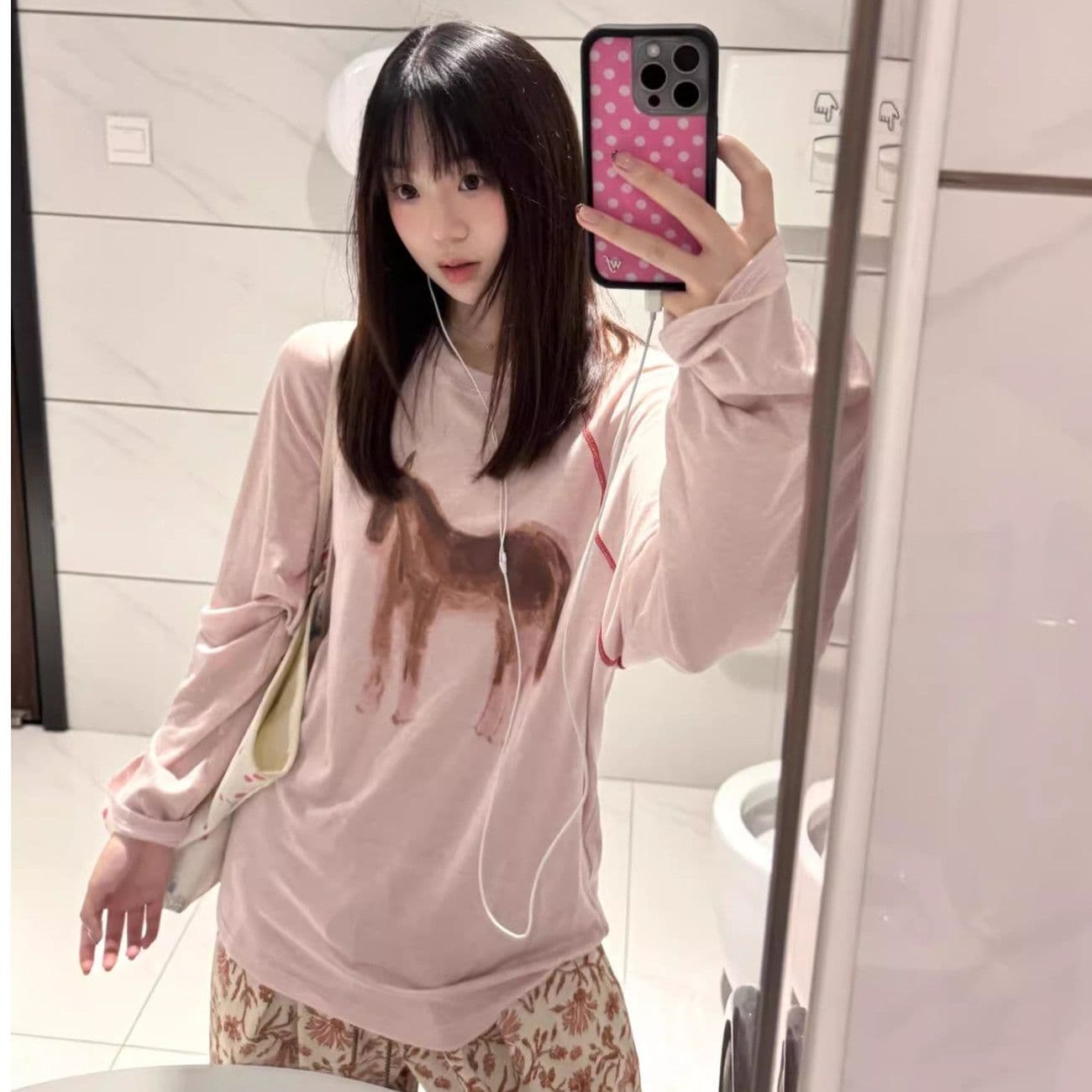 한 부서 핑크색 명시적 스티치 장식 프린트 라운드 넥 긴팔 티셔츠 여성 가을 겨울철 수채화 프린트 루즈핏 다용도 맨위 이미지 5