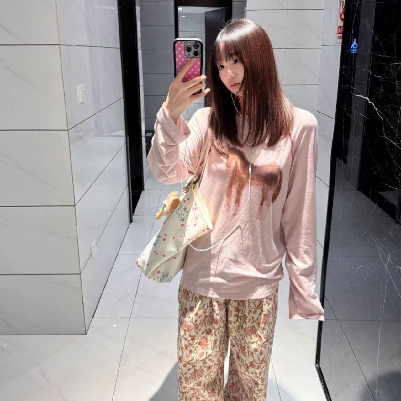 한 부서 핑크색 명시적 스티치 장식 프린트 라운드 넥 긴팔 티셔츠 여성 가을 겨울철 수채화 프린트 루즈핏 다용도 맨위 이미지 2